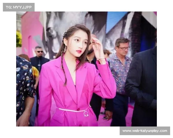 库尔图瓦夫妇亮相GQ颁奖盛典 大长腿尽显优雅与气质完美结合 库尔图瓦夫妇亮相GQ颁奖盛典 大长腿尽显优雅与气质完美结合